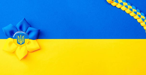 Ukrajna háttere. Ukrán virág szigony szimbólum elszigetelt sárga kék zászló banner. Lapos fektetés, fénymásolás - Fotó, kép