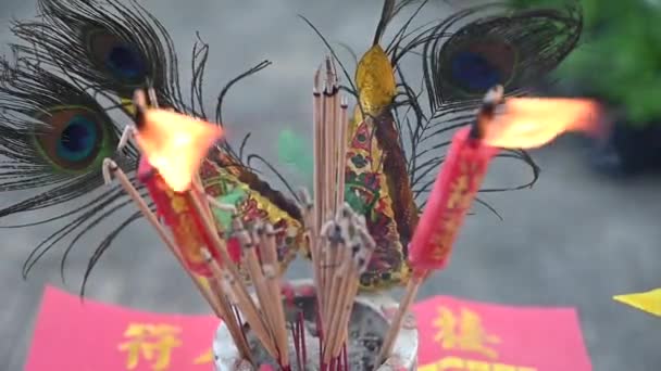 Kínai Újévi ajándékok, füstölő pálcikák és gyertyák az asztalra helyezve - Felvétel, videó