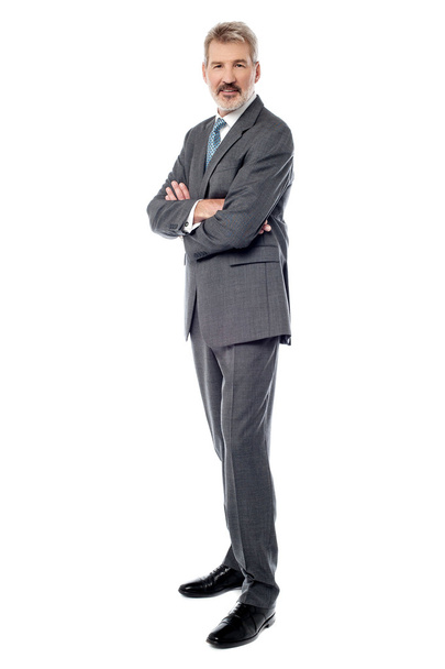 Confident businessman with arms crossed - Фото, зображення