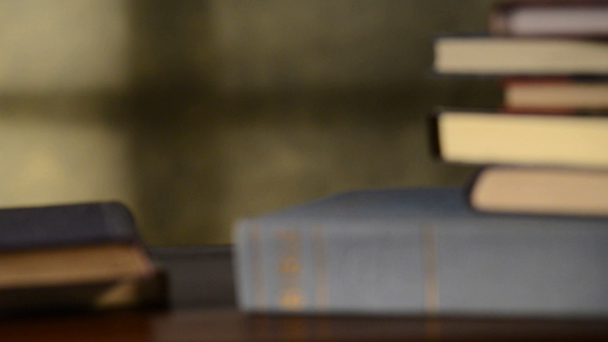 Bible s knihami v kostele - Záběry, video