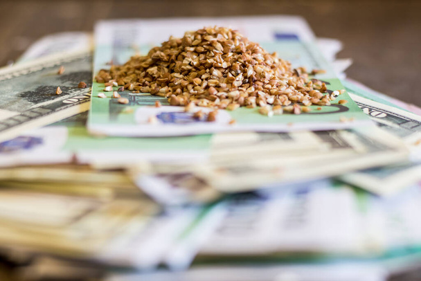 Buchweizen auf Banknoten. Der Anstieg der Lebensmittelpreise in der Ukraine aufgrund des Krieges - Foto, Bild
