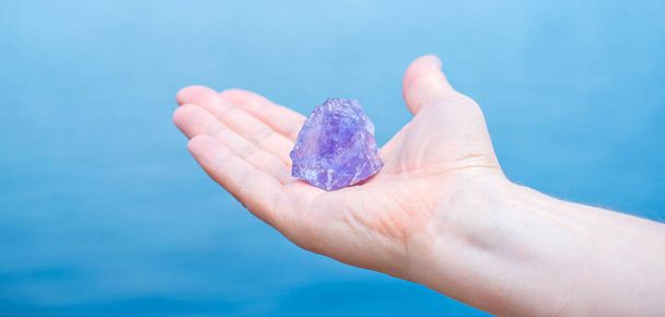 Quartz in hand, amethyst, alternative medicine. Energy therapy for mental healing - Photo, Image