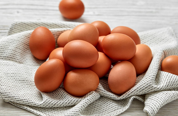ovos de galinha marrom na toalha de cozinha - Foto, Imagem
