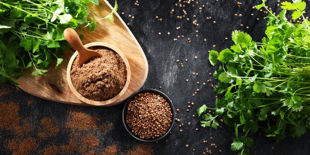 Composition with ground coriander, its dried seeds and fresh leaves - Фото, зображення