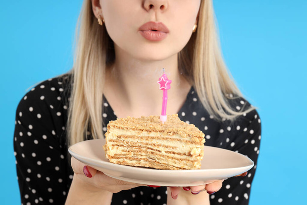 Концепция счастливого дня рождения с привлекательной девушкой на синем фоне - Фото, изображение