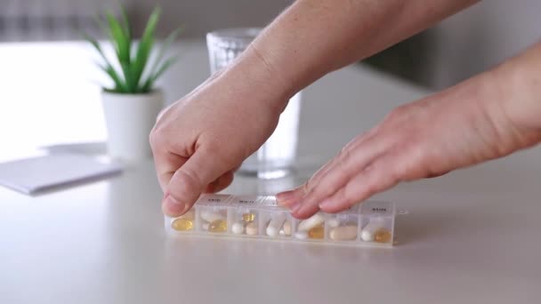 Boîte à pilules médicale avec des doses de comprimés pour prendre quotidiennement des médicaments avec des médicaments, des capsules - Séquence, vidéo