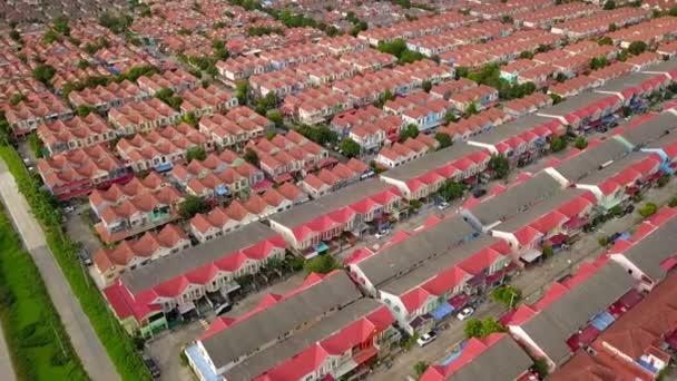 Luchtfoto drone van buitenwijk gebied omgeven door hoge dichtheid dorp in overbevolkte stad voor huisvesting en onroerend goed - Video