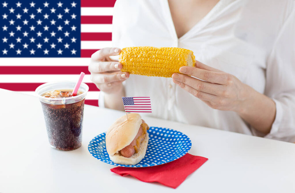 woman eating corn at independence day party - Foto, immagini