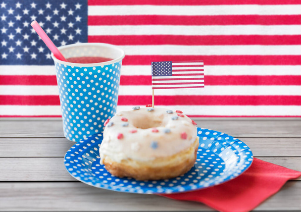iced donut with american flag decoration and juice - Фото, изображение