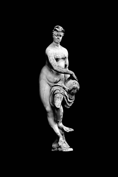 Déesse de la terre Gaia (Geae). Statue antique de la statue de pierre de Gaïa tenant la planète Terre entre ses mains comme symbole de protection et de soin de la planète Terre. Isolé sur fond noir. - Photo, image