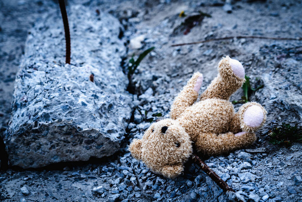 Kavramsal imaj: Rusya 'nın Ukrayna' ya karşı savaşı. Kırık oyuncaklar. Yatay resim. - Fotoğraf, Görsel