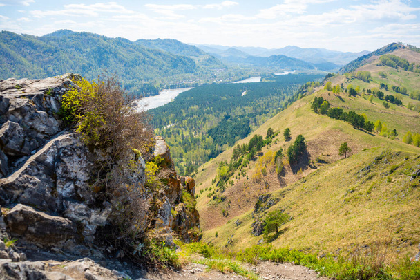 Vista con montañas, río Katun y valle desde lo alto de la roca - maldito dedo - en la montañosa Altai, Rusia. Foto de alta calidad - Foto, imagen