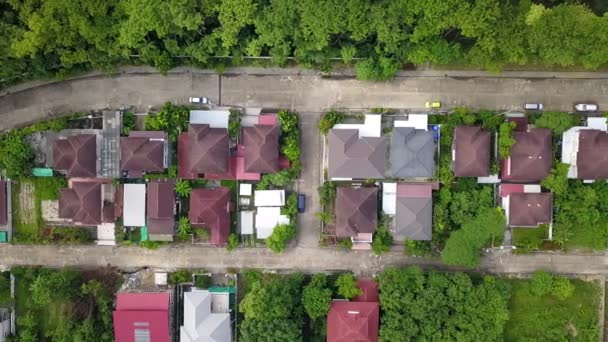 住宅や不動産プロジェクトのトップビューのための緑環境に優しい環境に囲まれた郊外地域の空中ドローンショット - 映像、動画