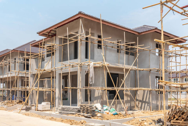 construcción residencial nueva casa en progreso en el sitio de construcción urbanización urbanización - Foto, imagen