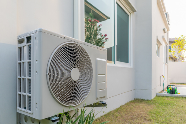 Aire acondicionado exterior unidad compresor instalar fuera de la casa - Foto, imagen