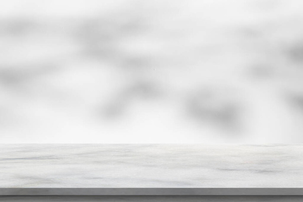 Márvány asztal fa árnyék csepp fehér fal háttér a mockup termék kijelző - Fotó, kép