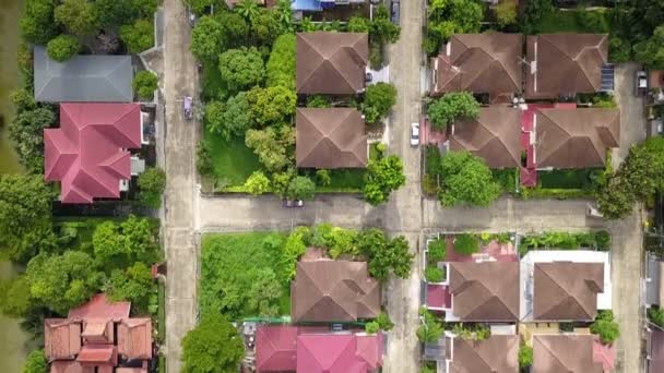 Zdjęcie z drona lotniczego obszaru przedmieść otoczonego ekologicznym środowiskiem przyjaznym dla środowiska dla budownictwa mieszkaniowego i nieruchomości widok z góry - Materiał filmowy, wideo