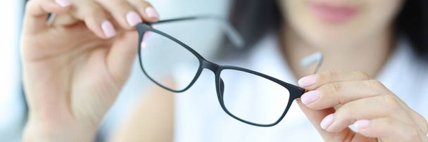 Nő tartó szemüveg látás, közelkép - Fotó, kép