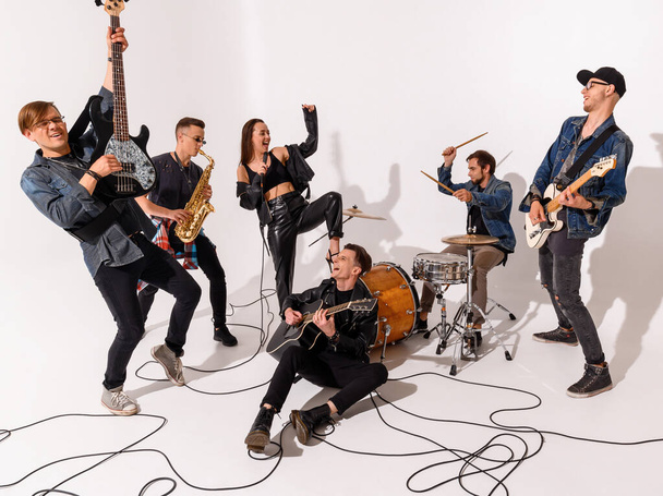 Una giovane rock band di sei persone che suona e canta emotivamente  - Foto, immagini