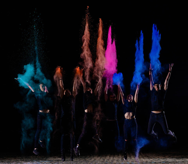 Група з шести молодих друзів хлопчиків і дівчаток кидають голові фарби на кожен
  - Фото, зображення