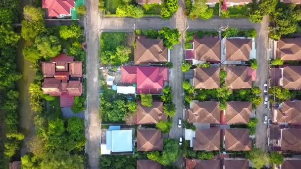 Luchtfoto drone van buitenwijk omgeven door groene eco-vriendelijke omgeving voor huisvesting en onroerend goed project top view - Video