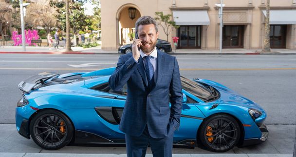 Bonito homem de negócios falar no telefone ao lado de carro de luxo - Foto, Imagem