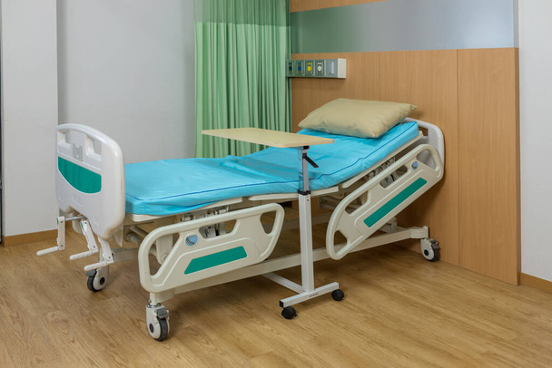 Empty bed in the modern hospital room. deluxe private ward. equipped hospital room. Medical Benefits. Reimbursement and Medical expenses. - Foto, imagen