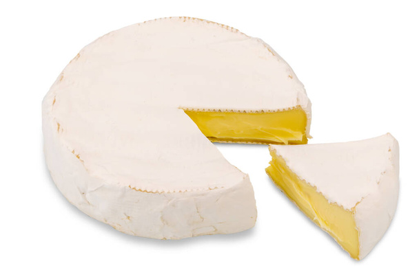 Rueda de queso Brie Cream cortada con rebanada aislada en blanco con camino de recorte - Foto, imagen