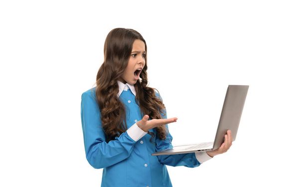 обурені діти вчаться онлайн. введення шкільного блогу на комп'ютері. дитина на відео урок
. - Фото, зображення