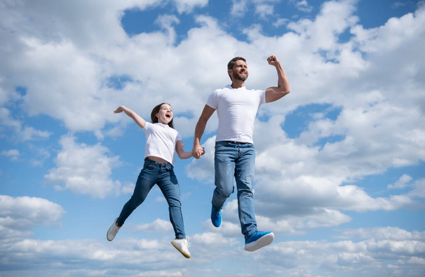 幸せな父親と娘が空を飛び跳ねる。自由 - 写真・画像