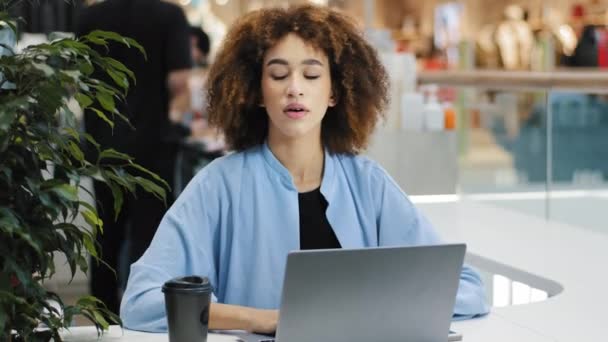 Африканська стресова бізнес-жінка з ноутбуком засмучена невдоволена студентка шокована тим, що читає погані новини онлайн втрачені результати тестів читає жахливе повідомлення про проблеми в електронній пошті - Кадри, відео