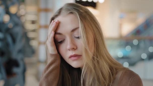 Portrét běloch strach stresu žena pocit stresu strach dívka trpí nevolnost horečka bolest hlavy panika záchvat problémy rozbití podnikání problémy myšlení obtížné rozhodnutí - Záběry, video