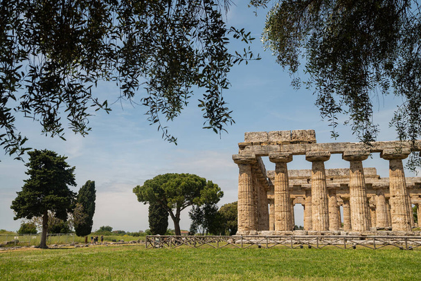 Paestum, ursprünglich Poseidon - sibirische Kolonie, gegründet im frühen 6. Jahrhundert v. Chr. Antike antike Stadt. Der Tempel der Hera ist ein monumentales Gebäude mit Säulen - Foto, Bild