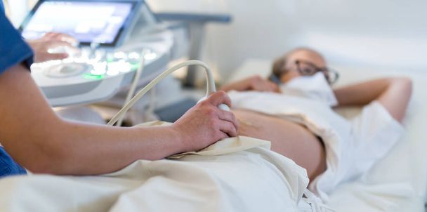 診療所で超音波検査を受けた妊婦のクローズアップ。医療・医療の概念 - 写真・画像
