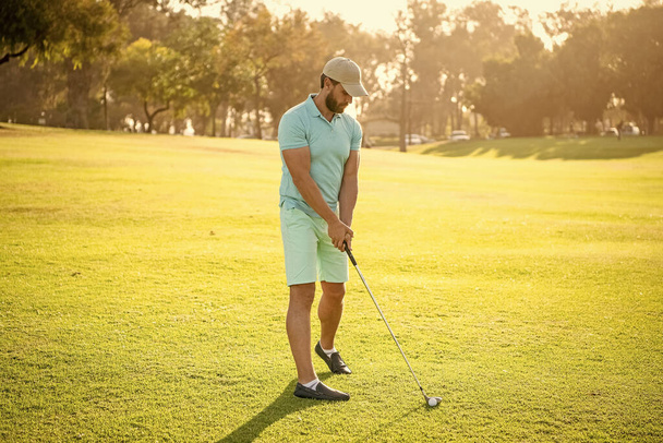 όμορφος άντρας παίζει γκολφ στο πράσινο γρασίδι, αναψυχή - Φωτογραφία, εικόνα