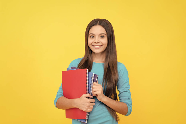 feliz adolescente menina wuth escola notebook para fazer notas, estudo - Foto, Imagem