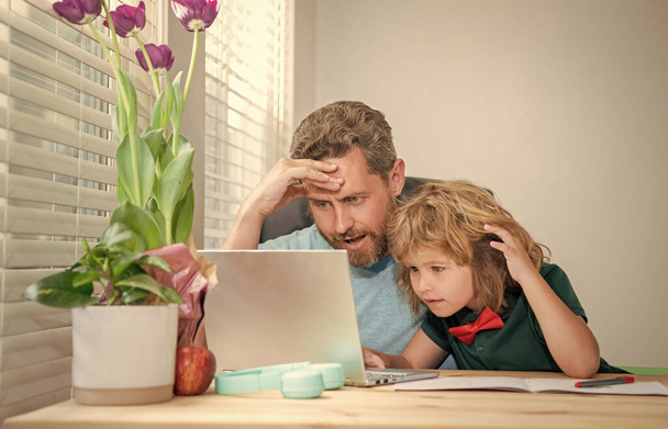 maduro homem professor ou pai ajudando filho miúdo com escola lição de casa no computador, vídeo conferência - Foto, Imagem