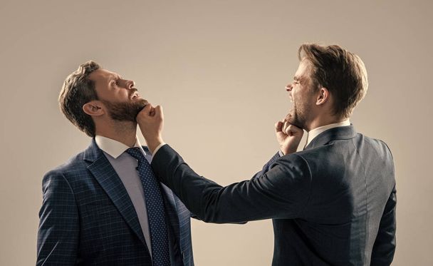 ビジネスマンが戦ってパンチ。上司と従業員は対立しています。同意しない男性パートナー. - 写真・画像