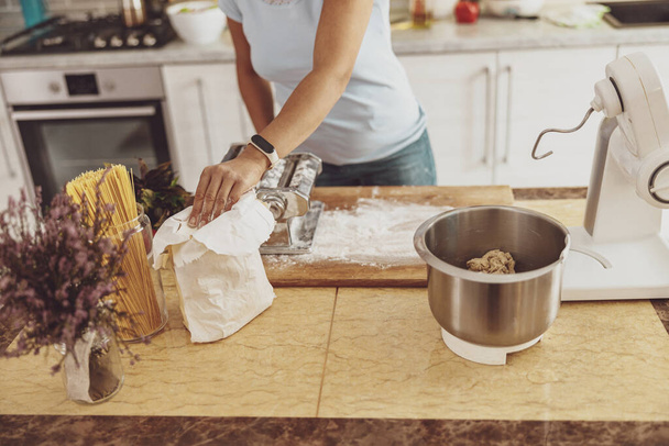 Fazer macarrão delicioso para refeições caseiras usando fatias de macarrão - Foto, Imagem