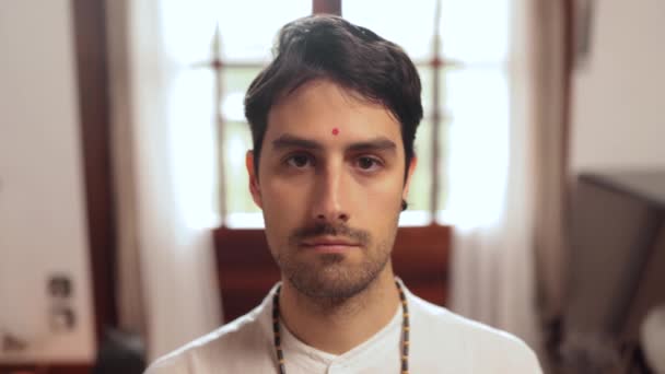 Homem medita sobre zafu em seu quarto usando postura de lótus para se concentrar e desenvolver a paz de espírito e bem-estar interior - Filmagem, Vídeo