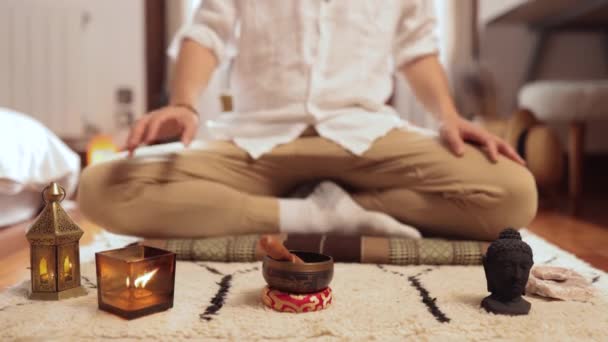 男は心と内なる幸福の平和を集中し、開発するためにハスの姿勢を使用して自分の寝室でzafuに瞑想 - 映像、動画