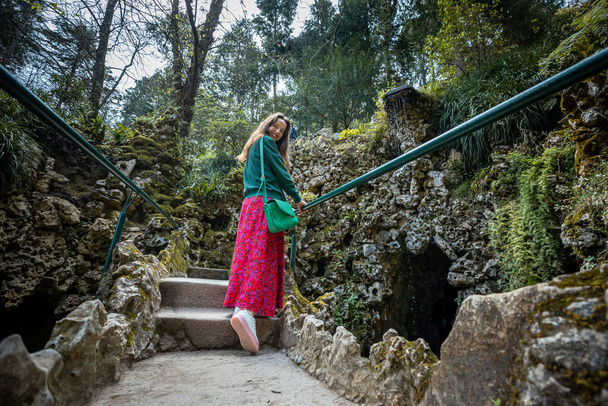 Mooie vrouw in het natuurpark Sintra-Cascais, Sintra (regio Lissabon), Portugal - Foto, afbeelding