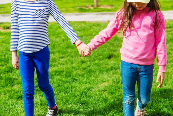 děti držící se za ruce v parku.selektivní focus.kids - Fotografie, Obrázek