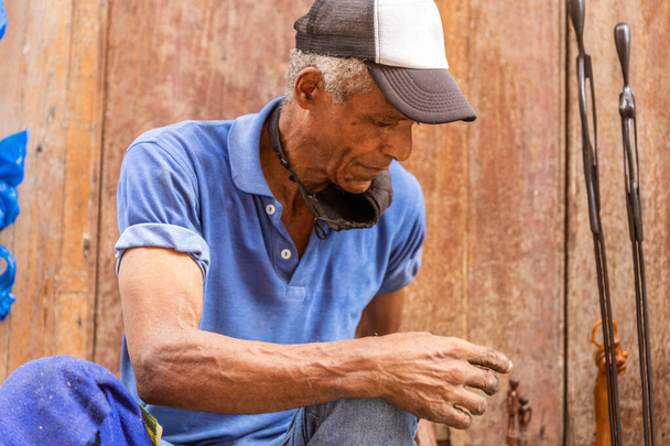 cansado velho afro americano homem sentado na rua - Foto, Imagem