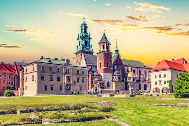 ポーランドのクラクフにあるヴェル王家の城と大聖堂の日没 - 写真・画像