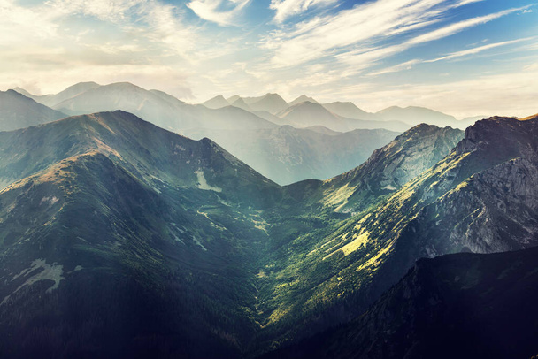 Vihreä laakso korkeilla vuorilla auringonlaskun aikaan. Tatra vuoret Puolassa - Valokuva, kuva