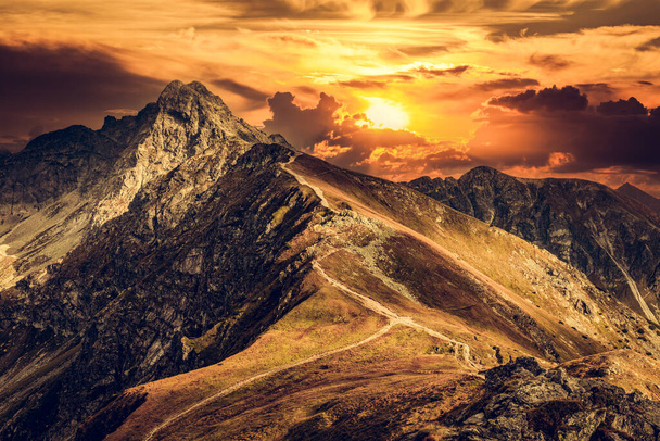 Pics de montagne au coucher du soleil. Les monts Tatra en Pologne. Vue de Kasprowy Wierch - Photo, image