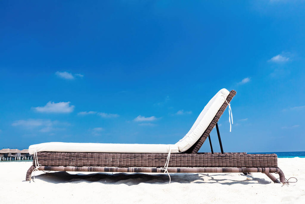 Tumbona en la playa de Maldivas. Destino de vacaciones exóticas - Foto, imagen