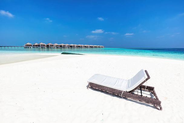 Resort Strand auf den Malediven mit Liegestuhl. Exotisches Urlaubsziel - Foto, Bild