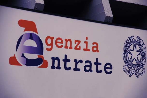 Florence, Italië, 19 mei 2022, Teken met de tekst "Agenzia delle Entrate" Italiaans overheidsagentschap . - Foto, afbeelding
